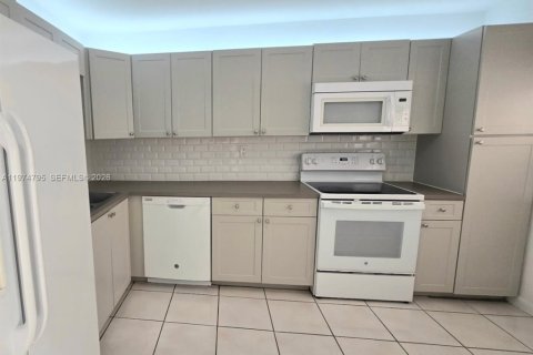 House in Miami, Florida 2 bedrooms, 101.73 sq.m. № 2038321 - photo 6