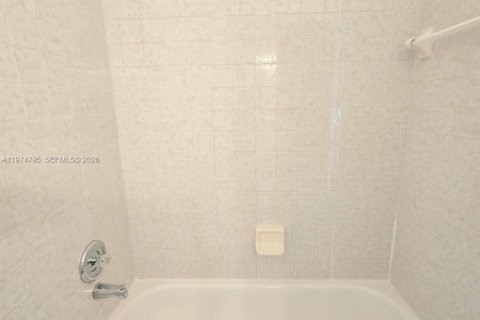 House in Miami, Florida 2 bedrooms, 101.73 sq.m. № 2038321 - photo 14