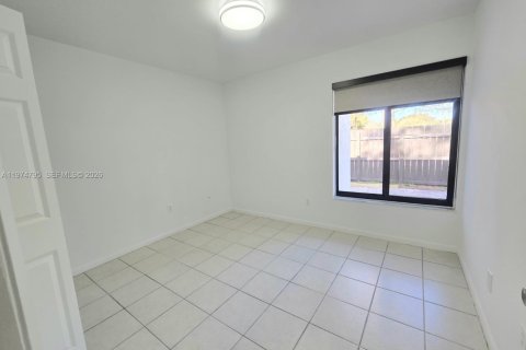 House in Miami, Florida 2 bedrooms, 101.73 sq.m. № 2038321 - photo 15