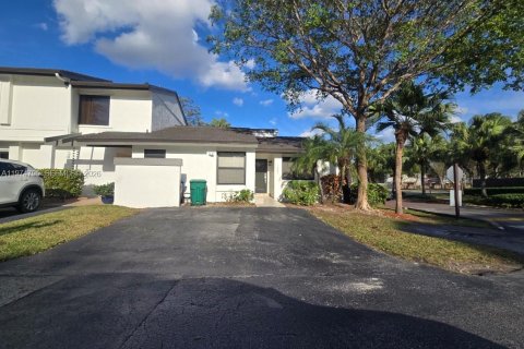 House in Miami, Florida 2 bedrooms, 101.73 sq.m. № 2038321