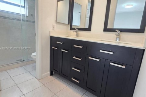 House in Miami, Florida 2 bedrooms, 101.73 sq.m. № 2038321 - photo 10