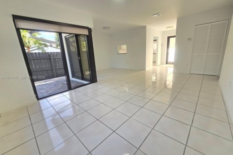 House in Miami, Florida 2 bedrooms, 101.73 sq.m. № 2038321 - photo 3