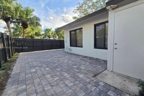 House in Miami, Florida 2 bedrooms, 101.73 sq.m. № 2038321 - photo 20