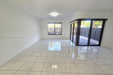 House in Miami, Florida 2 bedrooms, 101.73 sq.m. № 2038321 - photo 2