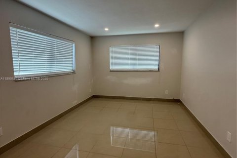 Снять в аренду квартиру в Халландейл-Бич, Флорида 2 спальни, 468.32м2, № 1943435 - фото 30