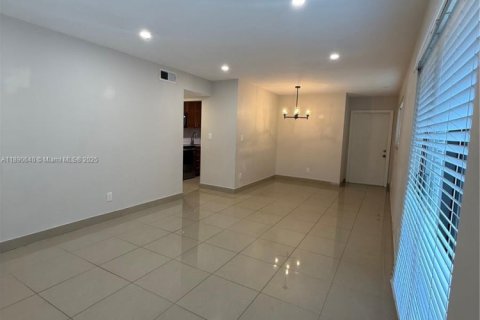 Снять в аренду квартиру в Халландейл-Бич, Флорида 2 спальни, 468.32м2, № 1943435 - фото 10