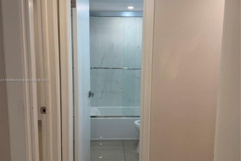 Снять в аренду квартиру в Халландейл-Бич, Флорида 2 спальни, 468.32м2, № 1943435 - фото 23