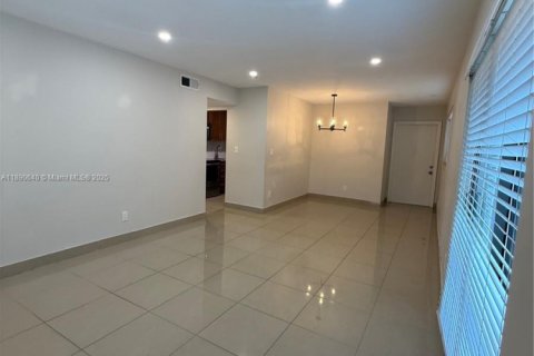 Снять в аренду квартиру в Халландейл-Бич, Флорида 2 спальни, 468.32м2, № 1943435 - фото 9