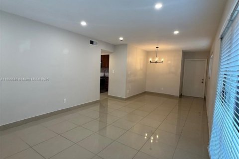 Снять в аренду квартиру в Халландейл-Бич, Флорида 2 спальни, 468.32м2, № 1943435 - фото 8