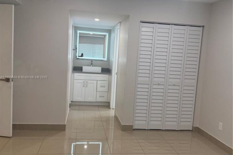 Снять в аренду квартиру в Халландейл-Бич, Флорида 2 спальни, 468.32м2, № 1943435 - фото 25