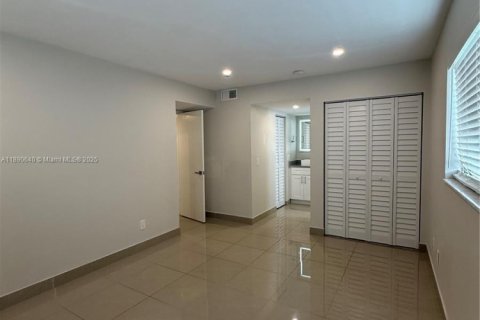 Снять в аренду квартиру в Халландейл-Бич, Флорида 2 спальни, 468.32м2, № 1943435 - фото 26