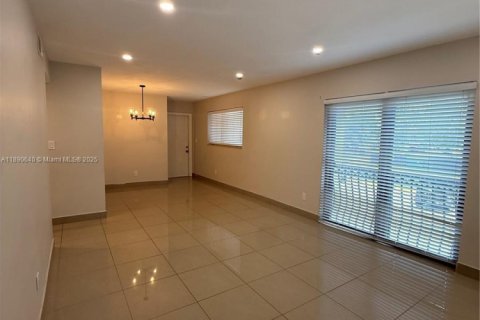 Снять в аренду квартиру в Халландейл-Бич, Флорида 2 спальни, 468.32м2, № 1943435 - фото 7