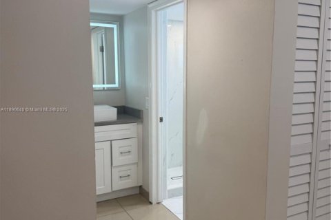 Снять в аренду квартиру в Халландейл-Бич, Флорида 2 спальни, 468.32м2, № 1943435 - фото 24