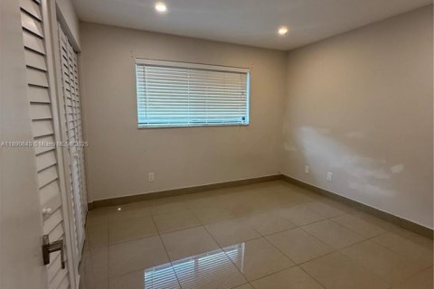 Снять в аренду квартиру в Халландейл-Бич, Флорида 2 спальни, 468.32м2, № 1943435 - фото 22
