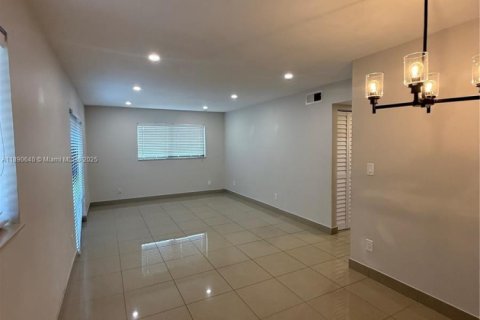 Снять в аренду квартиру в Халландейл-Бич, Флорида 2 спальни, 468.32м2, № 1943435 - фото 15
