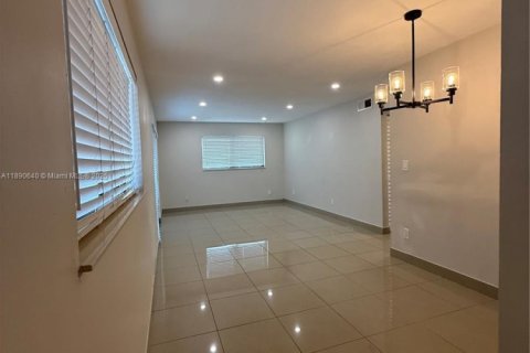 Снять в аренду квартиру в Халландейл-Бич, Флорида 2 спальни, 468.32м2, № 1943435 - фото 13