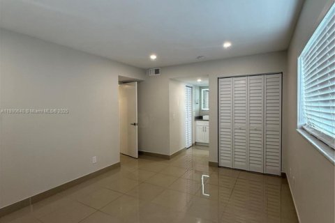 Снять в аренду квартиру в Халландейл-Бич, Флорида 2 спальни, 468.32м2, № 1943435 - фото 27