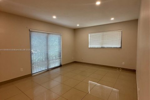 Снять в аренду квартиру в Халландейл-Бич, Флорида 2 спальни, 468.32м2, № 1943435 - фото 12