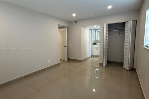 Снять в аренду квартиру в Халландейл-Бич, Флорида 2 спальни, 468.32м2, № 1943435 - фото 29