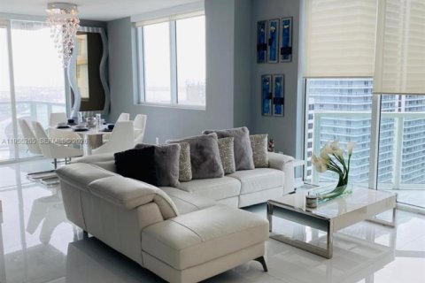 Снять в аренду кондоминиум в Майами, Флорида 3 спальни, 126.63м2, № 2025391 - фото 3