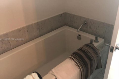 Снять в аренду кондоминиум в Майами, Флорида 3 спальни, 126.63м2, № 2025391 - фото 16