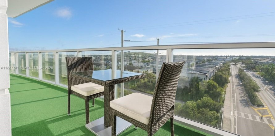 Кондоминиум с 3 спальнями в Дорал, Флорида № 1938993