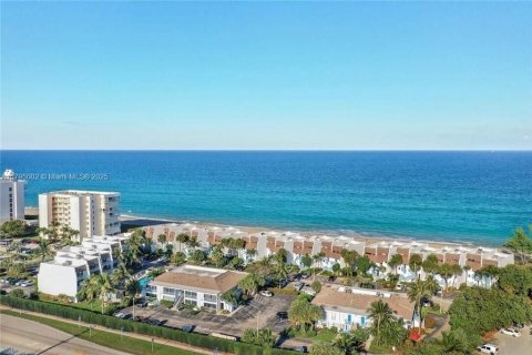 Condo in Jensen Beach, Florida, 1 bedroom № 1959098 - photo 1