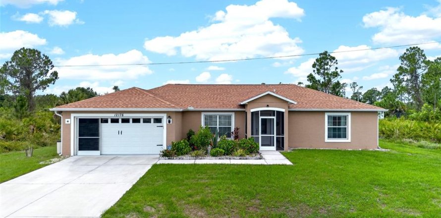 House in Port Charlotte, Florida 3 bedrooms, 163.32 sq.m. № 2149356