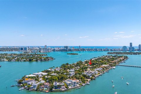 Villa ou maison à louer à Miami Beach, Floride: 4 chambres, 225.85 m2 № 2056782 - photo 1