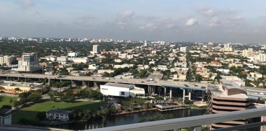 Кондоминиум с 2 спальнями в Майами, Флорида № 1968154