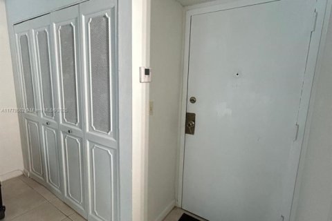 Condo in Sunny Isles Beach, Florida, 1 bedroom  № 1865448 - photo 11
