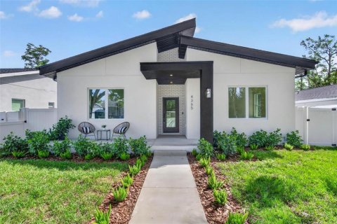 House in Saint Petersburg, Florida 4 bedrooms, 182.09 sq.m. № 2215759