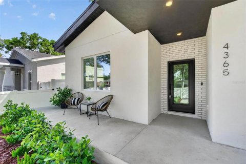 House in Saint Petersburg, Florida 4 bedrooms, 182.09 sq.m. № 2215759 - photo 4