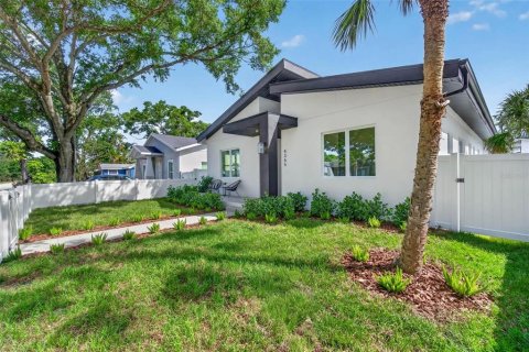 House in Saint Petersburg, Florida 4 bedrooms, 182.09 sq.m. № 2215759 - photo 3