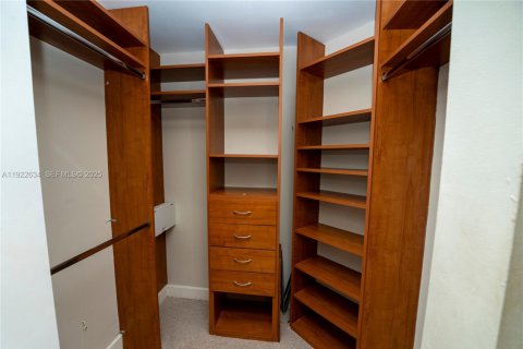 Condo in Coral Gables, Florida, 1 bedroom  № 2019047 - photo 24