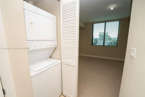 Condo in Coral Gables, Florida, 1 bedroom  № 2019047 - photo 23