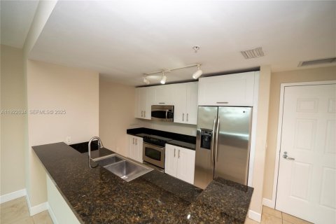 Condo in Coral Gables, Florida, 1 bedroom  № 2019047 - photo 15