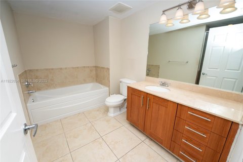 Condo in Coral Gables, Florida, 1 bedroom  № 2019047 - photo 25