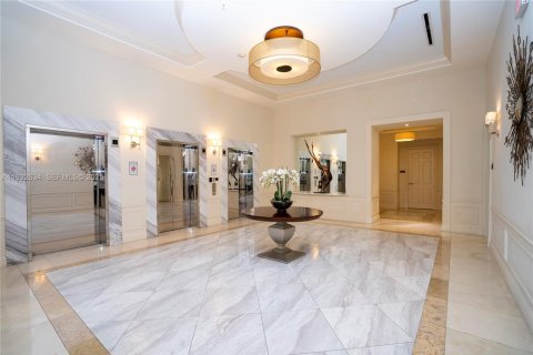 Condo in Coral Gables, Florida, 1 bedroom  № 2019047 - photo 11