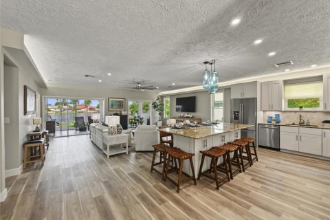 House in Naples, Florida 3 bedrooms, 218.32 sq.m. № 2397101 - photo 10