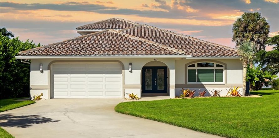 House in Naples, Florida 3 bedrooms, 218.32 sq.m. № 2397101