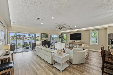 House in Naples, Florida 3 bedrooms, 218.32 sq.m. № 2397101 - photo 16