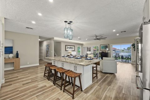 House in Naples, Florida 3 bedrooms, 218.32 sq.m. № 2397101 - photo 15