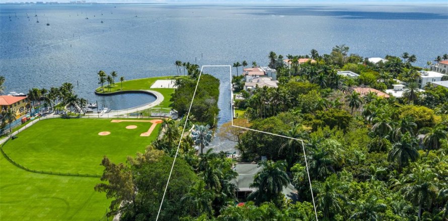 Дом в Майами, Флорида 5 спален, 397.62м2 № 2048820