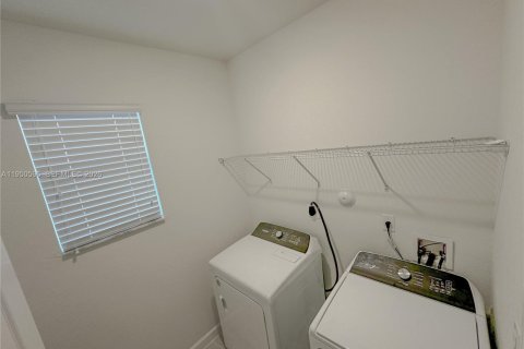 House in Miami, Florida 4 bedrooms, 277.5 sq.m. № 2006826 - photo 22