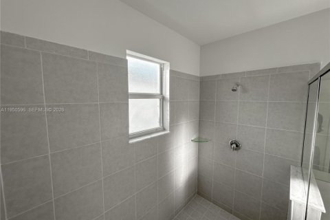 House in Miami, Florida 4 bedrooms, 277.5 sq.m. № 2006826 - photo 14