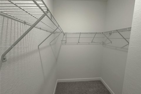 House in Miami, Florida 4 bedrooms, 277.5 sq.m. № 2006826 - photo 17