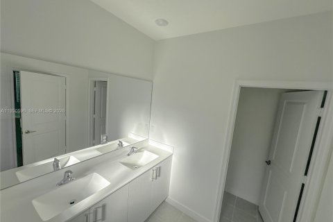 House in Miami, Florida 4 bedrooms, 277.5 sq.m. № 2006826 - photo 13