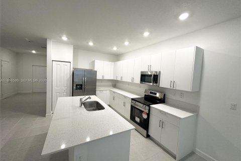 House in Miami, Florida 4 bedrooms, 277.5 sq.m. № 2006826 - photo 4