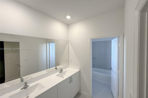 House in Miami, Florida 4 bedrooms, 277.5 sq.m. № 2006826 - photo 12